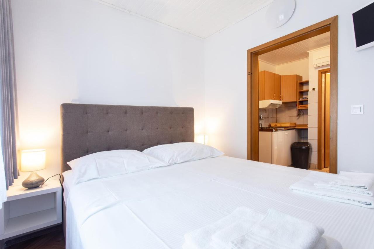 Apartmaji Pri Perotu Ізола Екстер'єр фото