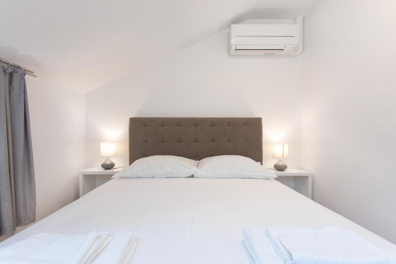 Apartmaji Pri Perotu Ізола Екстер'єр фото