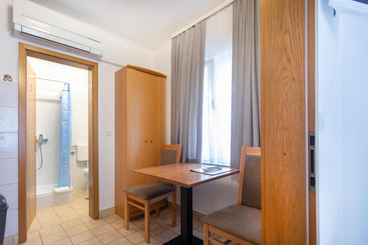 Apartmaji Pri Perotu Ізола Екстер'єр фото