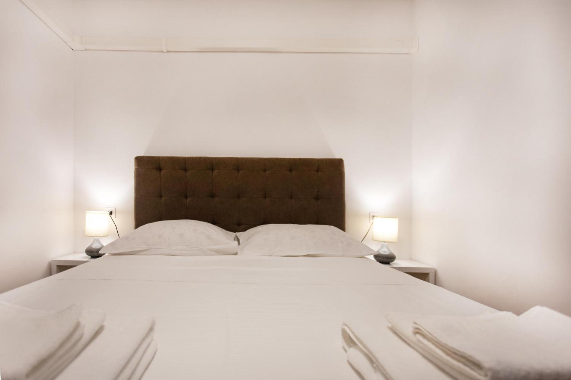 Apartmaji Pri Perotu Ізола Екстер'єр фото